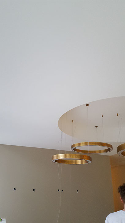 Gestrichene Decke mit Messing-Ringleuchten