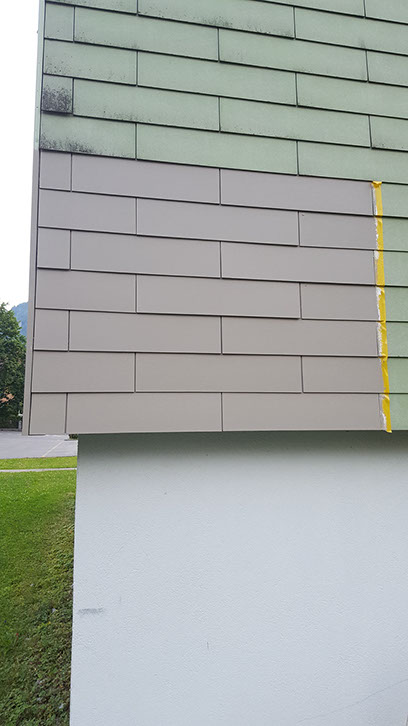 Fassade mit grau-grünen Paneelen