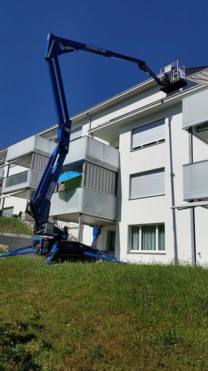 Hebebühne vor einem Mehrfamilienhaus
