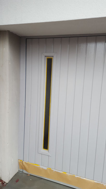 Weiss lackierte Türe mit schmalem Fenster