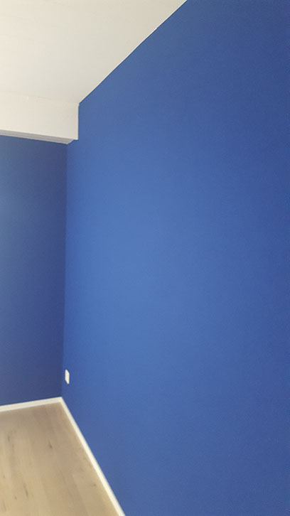 Tiefblau gestrichene Wand über Parkett