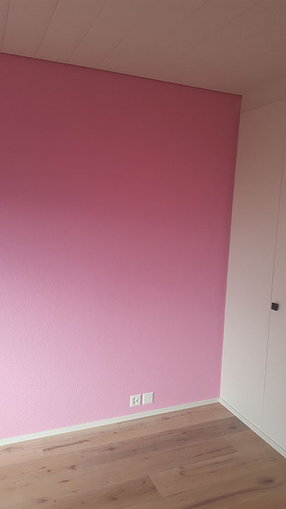 Rosa gestrichene Zimmerwand